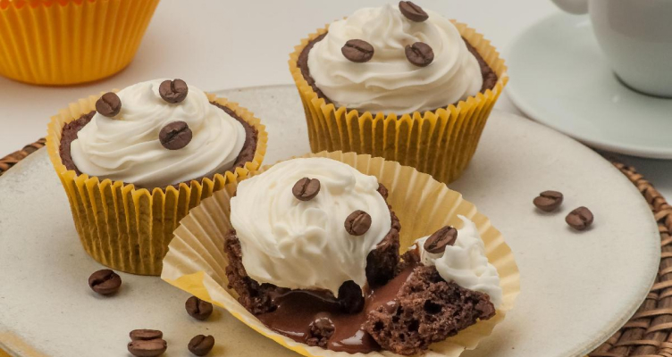 imagem de um cupcake de café com chantilly e grãos de café